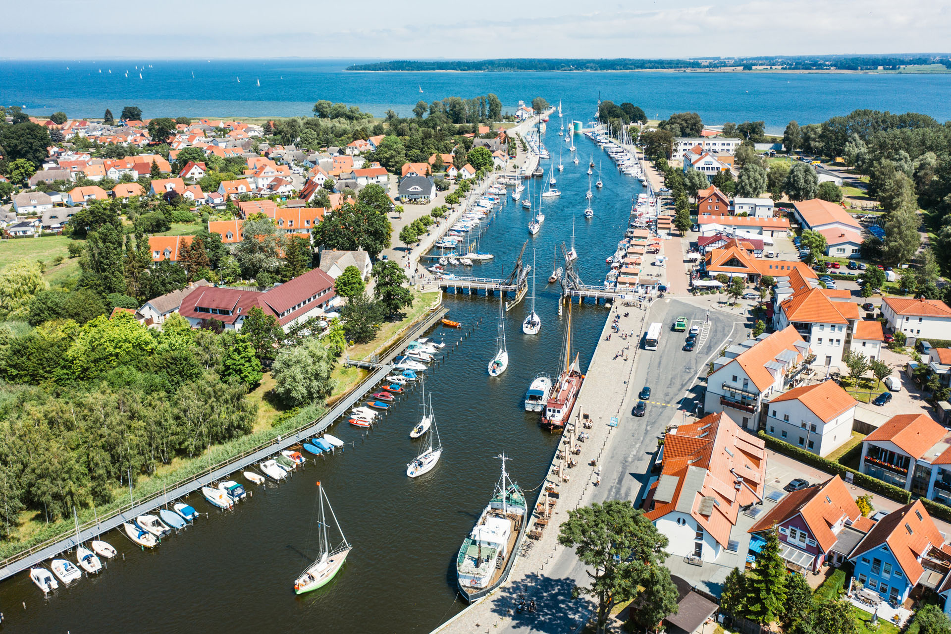 Luftaufnahme vom Ryck und Segelbooten, die durch die geöffnete Klappbrücke in Wieck fahren